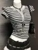 Camiseta de manga corta a rayas de bloques de color estilo chica hot retro americana, diseño de nicho de verano, corte ajustado, top con botón en el hombro regular