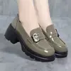Mocassins femininos de sola grossa 2026 novo estilo outono sapatos femininos com saltos grossos, couro brilhante, solas macias, sapatos baixos estilo britânico para mulheres