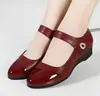 Sapatos de Mãe de Couro Macio de Salto Médio com Solado Macio Sapatos Femininos de Couro Vermelho Bico Redondo Confortáveis Sapatos para Mulheres de Meia-Idade e Idosas