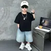 Conjunto de Verão Cool e Estiloso Estilo Coreano para Meninos 2026 Nova Camiseta de Manga Curta Infantil Conjunto Casual de 2 Peças Streetwear da Moda para Crianças