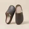 2026 Invierno Más Vendido Zapatillas de Algodón Impermeables Unisex para Casa o Uso al Aire Libre Textura de Cuero Zapatillas de Algodón para Mujer Silenciosas para Hombre