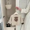 Suéter para niños, nueva colección otoño/invierno 2026, súper lindo, adorable diseño de oso de dibujos animados, top de punto tipo jersey, atuendo de otoño