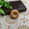 El fabricante produce nuevos colgantes de paz de nube auspiciosa de madera de durazno, colgantes para llaves de coche, collares para hombres y mujeres, accesorios y regalos portátiles.