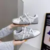 Zapatos casuales deportivos en diseño color block, modernos y cómodos para mujer, con cordones, nuevo modelo primavera/otoño, piel sintética 2026, zapatillas de entrenamiento alemanas versátiles de suela plana, piel suave