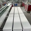 Produção personalizada de painéis de teto em PVC, painéis de parede em PVC à prova de fogo e à prova d'água, materiais de teto para projetos de fábrica, painéis de teto em tiras longas