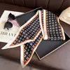 Lenço Decorativo de Seda com Estampa de Letras Camada Dupla Estilo Leve de Luxo para o Dia a Dia Primavera/Verão Rabo de Cavalo Angulado Lenço de Pescoço Fita Fina Estreita Versátil Fluida