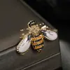 Broche de abeja venta caliente transfronteriza joyería de moda europea y americana al por mayor aleación diamante pasador de solapa suministro de fábrica