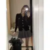 Dulce, picante y suave, este cárdigan de punto presenta un estilo preppy, perfecto para mujeres en la temporada otoño/invierno 2026. Es un top chic, versátil y adelgazante que irradia un ambiente único y refinado
