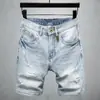Verano 2024 Nuevos Shorts de Mezclilla Distintivos con Agujeros Raspados Moda Masculina Marca Ajustados Pantalones de Cinco Puntos Color Claro Pantalones Rectos