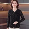 Blusa de encaje de manga larga de otoño para madre joven, corte ajustado y favorecedor, diseño calado, top elegante para mujeres de mediana edad, camiseta interior fina
