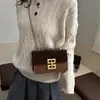 2025 Nuevo Bolso Cuadrado Pequeño de Moda Retro Versátil para Mujer de Color Sólido con Hebilla de Cierre Texturizada para Llevar Cruzado y al Hombro