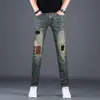 Nuevos Jeans de Hombre para Primavera y Otoño con Parches, Corte Delgado, Elásticos, Bordado Azul Vintage, Moda Tendencia Versátil Pantalones Largos que Realzan la Altura