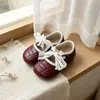Sapatos de couro para meninas com laço, nova coleção primavera/outono 2026, sapatos infantis, sapatinhos de princesa para meninas, sola macia, estilosos e modernos
