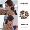 Déjame brillar: Scrunchie de volantes del mismo estilo que Xu Yan y Zhao Lusi para mujer, Nuevo sujetador de cola de caballo con accesorio para el cabello de flor