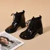 Botas Chelsea de Couro Patente com Bico Redondo Estilo Britânico Femininas 2026 Novas Botas Curtas Outono Inverno Botas Individuais Versáteis Sola Grossa Botas Curtas com Veludo