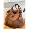 Otoño 2026 Nuevo Bolso de Hombro Retro de Gamuza Lindo Bordado Bolso Cubo de Manzana Bolso Tote de Gran Capacidad