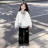 Conjunto de dos piezas para niñas estilo universitario 2026, versátil, con bloques de color a rayas, estampado de gatitos y pantalones casuales