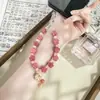 Novo Cordão de Celular Rosa Estilo Chinês com Flor Esculpida e Pingente de Gato Bodhi, Alça Curta Anti-Perda para Celular Atacado