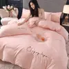 Venta al por mayor del fabricante Juego de cuatro piezas de color sólido de lujo ligero Rojo brillante Sábanas de cama bordadas para bodas Funda de edredón Algodón lavado Ropa de cama cepillada