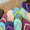 Nuevas chanclas para mujer, nuevo verano 2026 para uso en casa, sandalias deslizables antideslizantes para parejas, estilo de hombre
