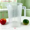 Taza medidora de plástico con tapa y escala en stock, especializada para tiendas de té de burbujas, jarra medidora doméstica de grado alimenticio, resistente a altas temperaturas