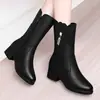 Botas de cuero suave de media pantorrilla para madres de mediana edad, botas de cuero para mujer, botines de cuero suave, botas de felpa de invierno, nuevos zapatos de cuero de invierno 2026 para mujer