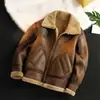 Chaqueta de motocicleta retro estilo Hong Kong para hombre, forro polar de invierno y engrosada, chaqueta de algodón con piel de cordero integrada de cuero PU Kaimela