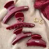 Pinza para el Cabello de Letras Rojas de Alta Gama para Mujer 2025 Nuevo Estilo Retro de Nicho para Recogidos en la Parte Trasera de la Cabeza Pinza de Tiburón Accesorio para el Cabello de Otoño e Invierno