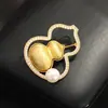 Broche de Cabacinha da Sorte e Prosperidade Estilo Chinês com Acabamento Escovado Dourado, Broche de Pérola Nicho de Luxo Leve, Acessório de Cheongsam para Mulheres