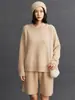 Nueva camisa básica versátil de punto de cachemira pura para mujer de otoño e invierno, ajuste holgado, corte ajustado, cuello redondo, ropa interior cálida, suéter de punto de manga larga