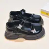Zapatos negros de piel para niña, nueva colección de otoño, estilo Mary Jane, con adornos de mariposa de pedrería, estilo princesa, suela suave, adecuados para actuaciones, merceditas para niños
