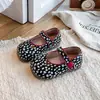 Sapatos de couro fofos com bolinhas para meninas, nova coleção primavera/outono 2026, sapatos de princesa Mary Jane, sapatos para crianças pequenas com fecho de velcro, mocassins estilo coreano