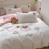 Conjunto de quatro peças em algodão lavado com estampa de desenho animado, bordado em relevo estilo INS, fofo conjunto de três peças em algodão puro para dormitório infantil