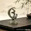 Enfeite de Lua de Bruxa de Latão Artesanato de Metal Vintage Decoração Criativa para Casa Pequena Decoração