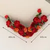 Nuevas decoraciones de techo para interiores para habitaciones de bodas, con flores simuladas dispuestas en un diseño de cuatro esquinas, creando una escena floral festiva y hermosa para la sala de estar