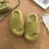 Pantufas fofas de outono e inverno com um design único, apresentando uma única tira, um material quente e macio, e uma paleta de cores moderna, perfeitas para usar em casa