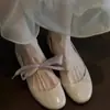 Versão em couro macio! Sapatos Vermelhos de Salto Único Estilo Francês para Mulheres, Novo Estilo Fashion de Verão com Recortes Laterais, Sola Macia Que Não Cansa Seus Pés, Sapatos Baixos Rasos