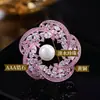 Broche de Flor de Pérola de Água Doce Zircônia Incrustada de Alto Padrão Pin de Luxo Leve Corsage Elegante Acessórios de Alta Qualidade Atacado