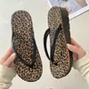 Chinelos Plataforma Femininos Verão Roupa Externa Moda Europeia e Americana Transfronteiriça Estampa de Leopardo Chinelos de Fundo Grosso Sandálias de Praia