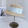 2025 Moda Cinta Estampada Sombrero de Copa Plana para Mujer Verano Elegante Combinación Perfecta Protector Solar Sombrero de Paja Exterior Protector Solar Sombrero de Sombrilla Moderno