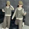 Conjunto de Niña Primavera y Otoño 2026 Nuevo Conjunto Infantil a la Moda para Niñas Mayores: Conjunto de Tres Piezas: Chaleco de Punto, Camisa Básica y Pantalones