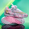 Nuevos zapatos de césped para fútbol escolar con hebilla giratoria al por mayor para niños, zapatos de entrenamiento de fútbol morados