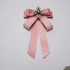 Elegante Estilo Francés Estilo de Corte Corbata de Satén con Encaje Broche de Piedras Preciosas Flor Accesorio para Cuello de Camisa Traje