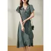 Vestido floral verde franzido, roupa feminina elegante, novo vestido de comprimento médio para o verão de 2026, vestido francês de chifon