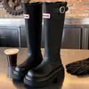 Botas Retro Rojas de Alta Gama con Suela Gruesa para Mujer Botas Largas 2026 Nuevo Otoño Combinación con Faldas Botas de Jinete Adelgazantes