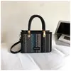 Bolso cuadrado pequeño tejido de paja de nicho Shuai Mi Jia para mujer, nuevo modelo de verano 2026, bolso de hombro de bloques de color de lujo ligero, bolso cruzado