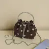 Bolso Tote Pequeño Súper Caliente para Mujer 2026 Nuevo Otoño Retro Gamuza Bolso de Hombro Único Cadena Bolso Cruzado Cubo