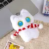 Lindo gato blanco y negro de ojos grandes sosteniendo un pequeño pez de peluche llavero colgante para mochila venta al por mayor