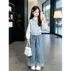 Conjunto de Otoño para Niñas 2026 Nuevo Estilo Coreano Primavera y Otoño Chaleco de Punto, Camisa y Jeans Conjunto de Tres Piezas para Niños, Elegante