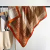 [Camelia de Azúcar] 2025 Nuevo Bufanda Cuadrada Grande de Lana Imitación Seda Bufanda de Seda Color Maillard Bufanda Chal de Gama Alta